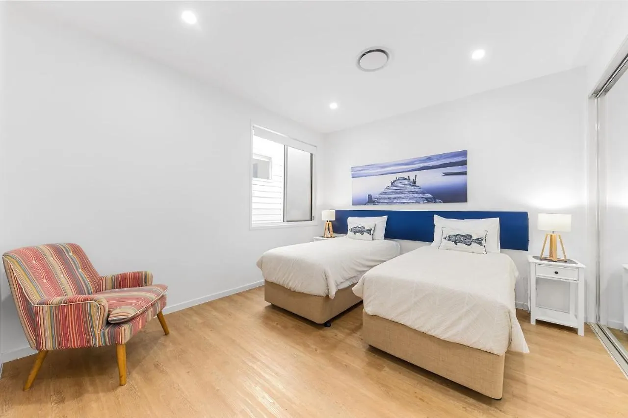 Waves Beach House 마르쿨라